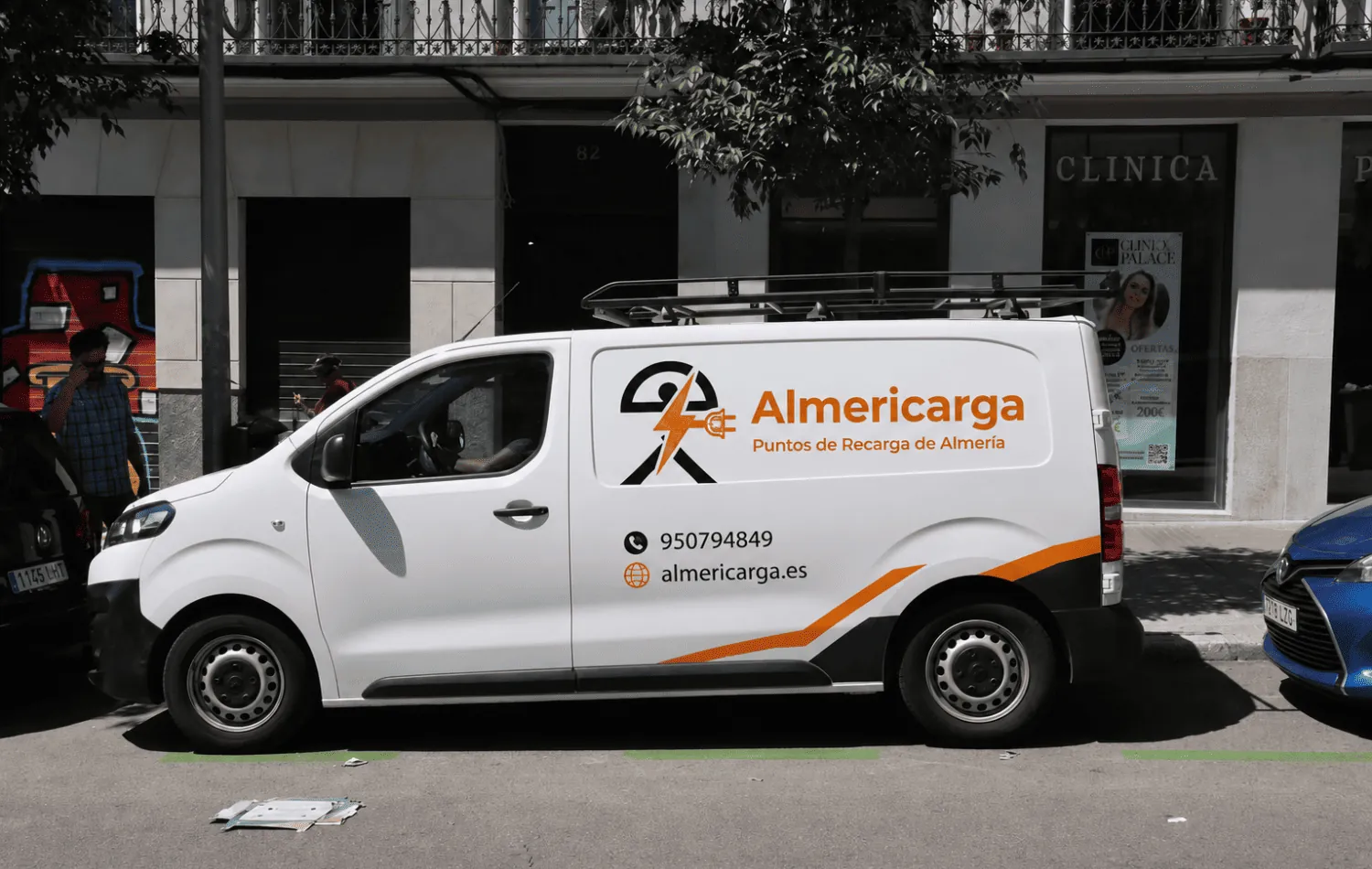 Furgoneta rotulada de Almericarga, instaladores de cargadores de coche eléctrico en Almería