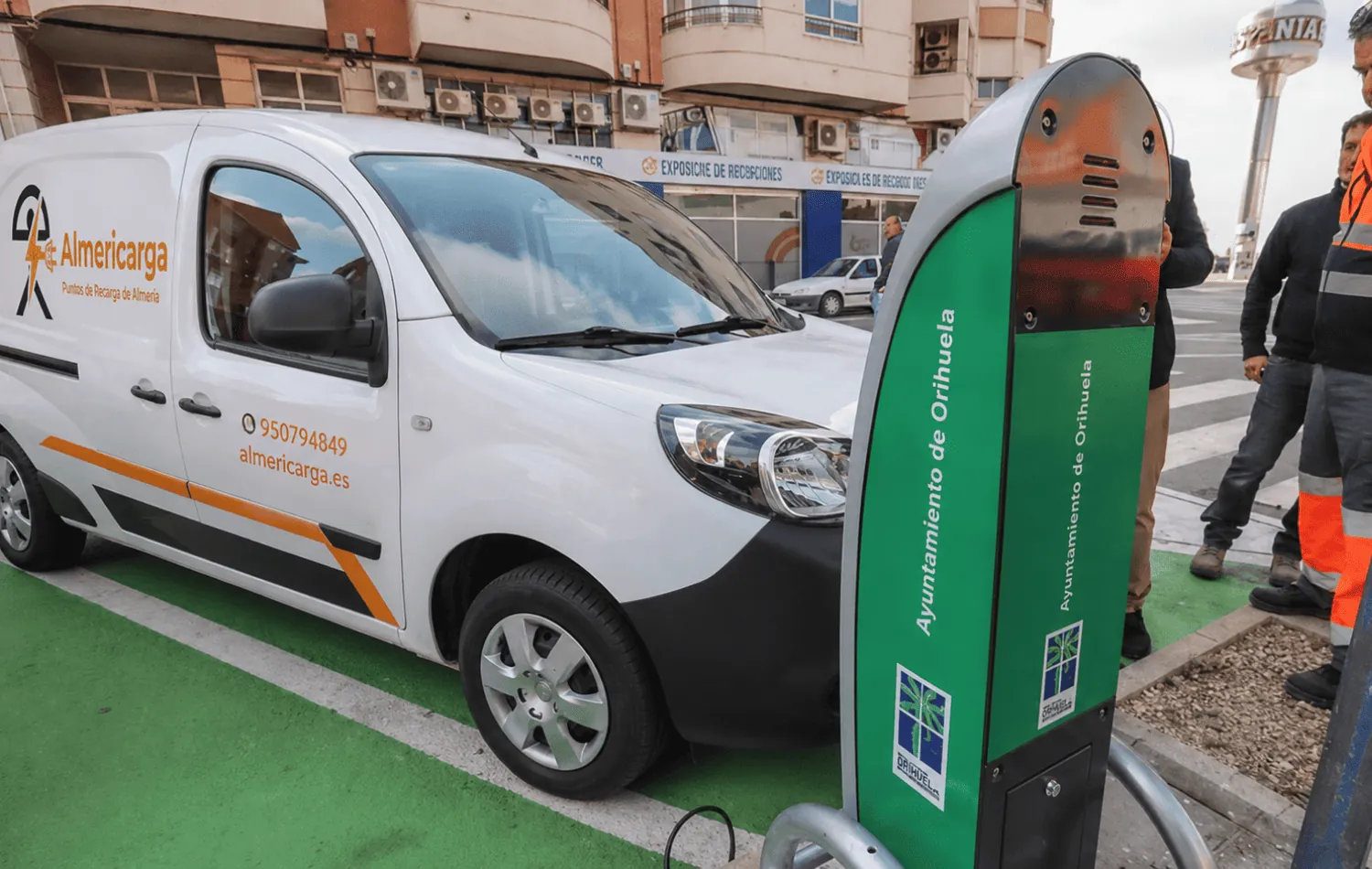 Furgoneta de Almericarga instalando un cargador de coche eléctrico en un punto de recarga en Almería